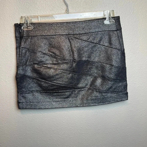 EXPRESS silver metallic bandage mini skirt. Zipper on side.
Size 4 - Picture 3 of 9